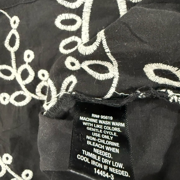 Liz Claiborne Black and White Embroidered Women's Top Size Medium Bell Sleeve - Picture 5 of 7